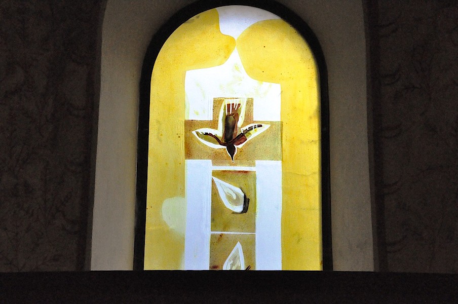 Pilgern in Ostholstein: Bosau, Kirche St. Petri, Glasfenster. Foto: Döbler