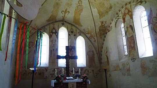 Altarraum von St. Antonius in Neukirchen bei Oldenburg mit restaurierten mittelalterlichen Wandmalereien. Foto: Horst Grümbel